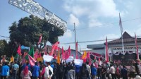Demo di Depan Kantor DPRD Kota Blitar Demo di Depan Kantor DPRD Kota Blitar